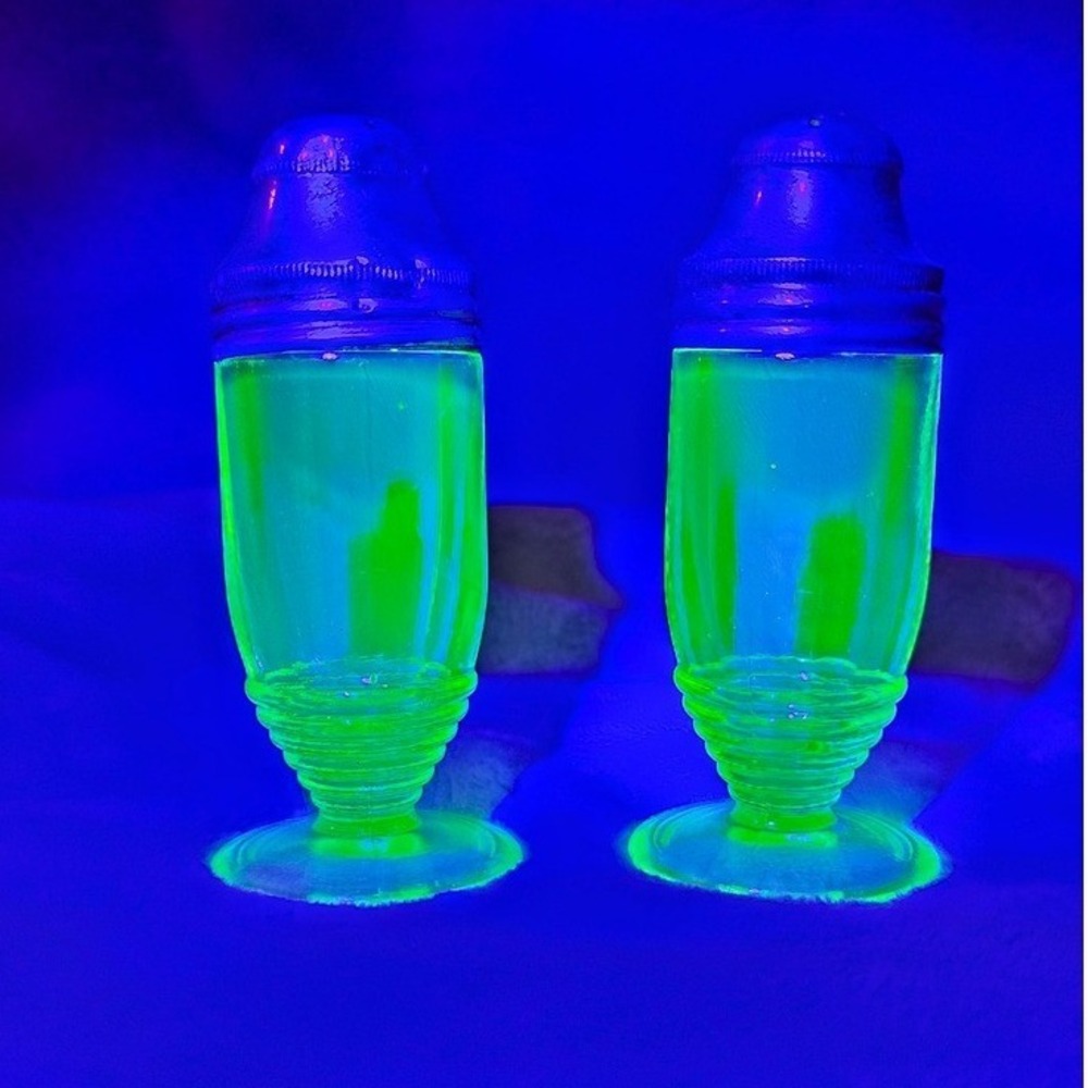 Vintage Hocking Glass‎ Uranium Circle Salt & Pepper Shakers RARE Ringed Footed